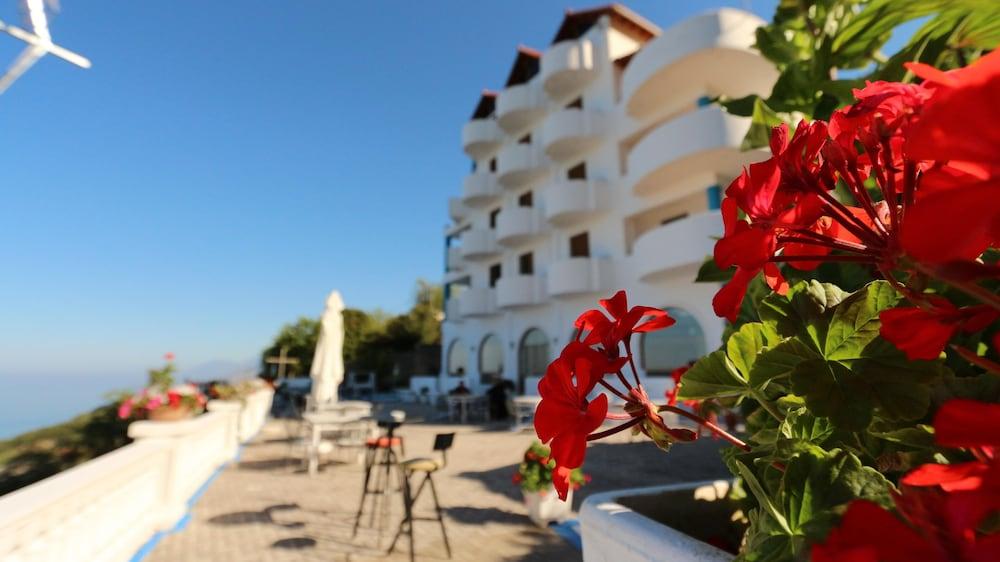 Paradise Lukova Hotel Экстерьер фото